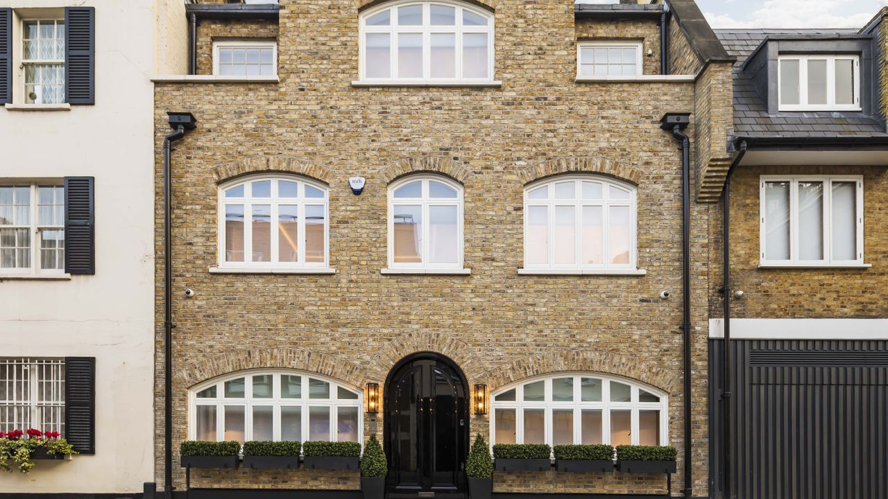 The UK&#039;s most expensive property, facade of the Mayfair townhouse opposite Hyde Park 