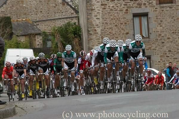 The peloton at Fl&egrave;che d'Emeraude