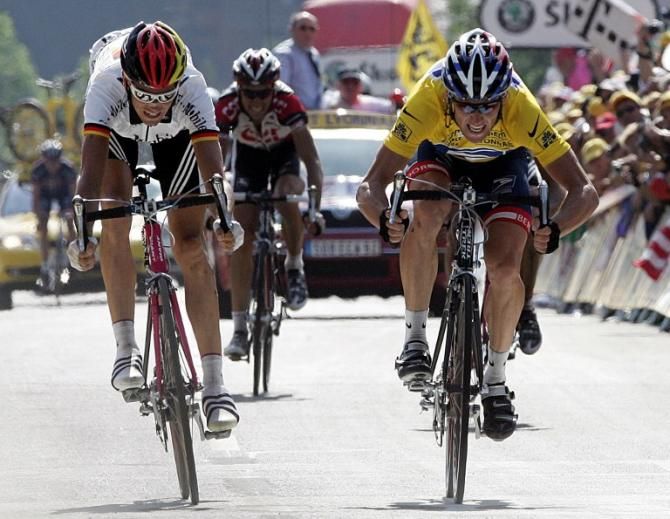 No gifts for you Andreas Kl&ouml;den! Lance Armstrong outsprinted the German to claim stage 17 of the 2004 Tour de France in Le Grand-Bornand