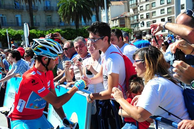 Vincenzo Nibali signs autographs at the start of stage 3