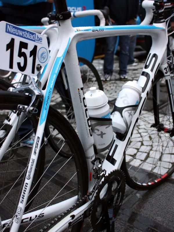 The Focus Izalco features a dramatically asymmetrical seat tube.