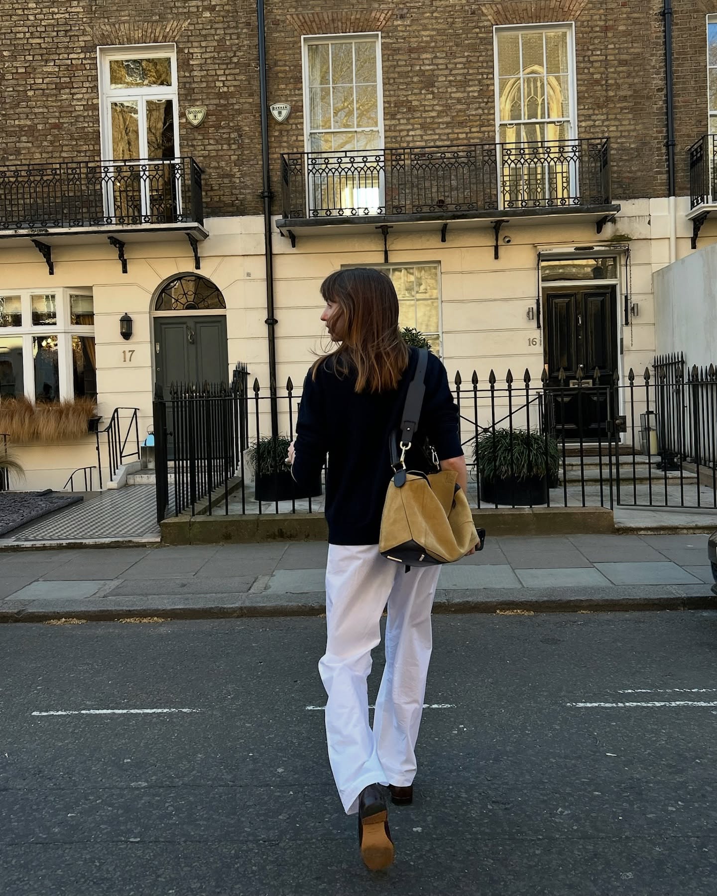 An image of @lizzyhadfield wearing a structured carry all.