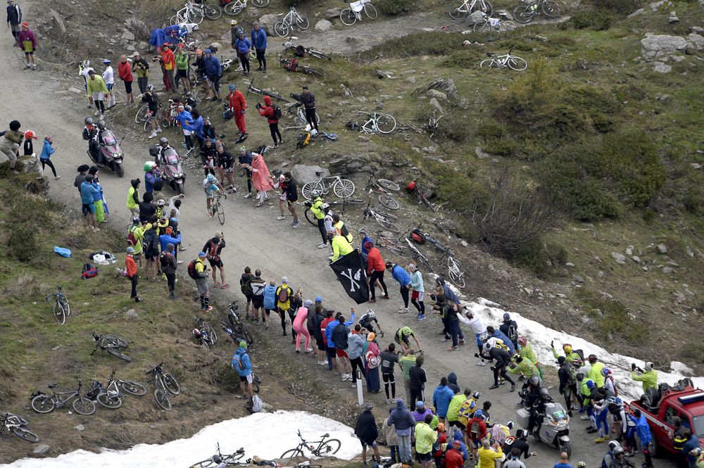 Aru climbs to Sestriere.