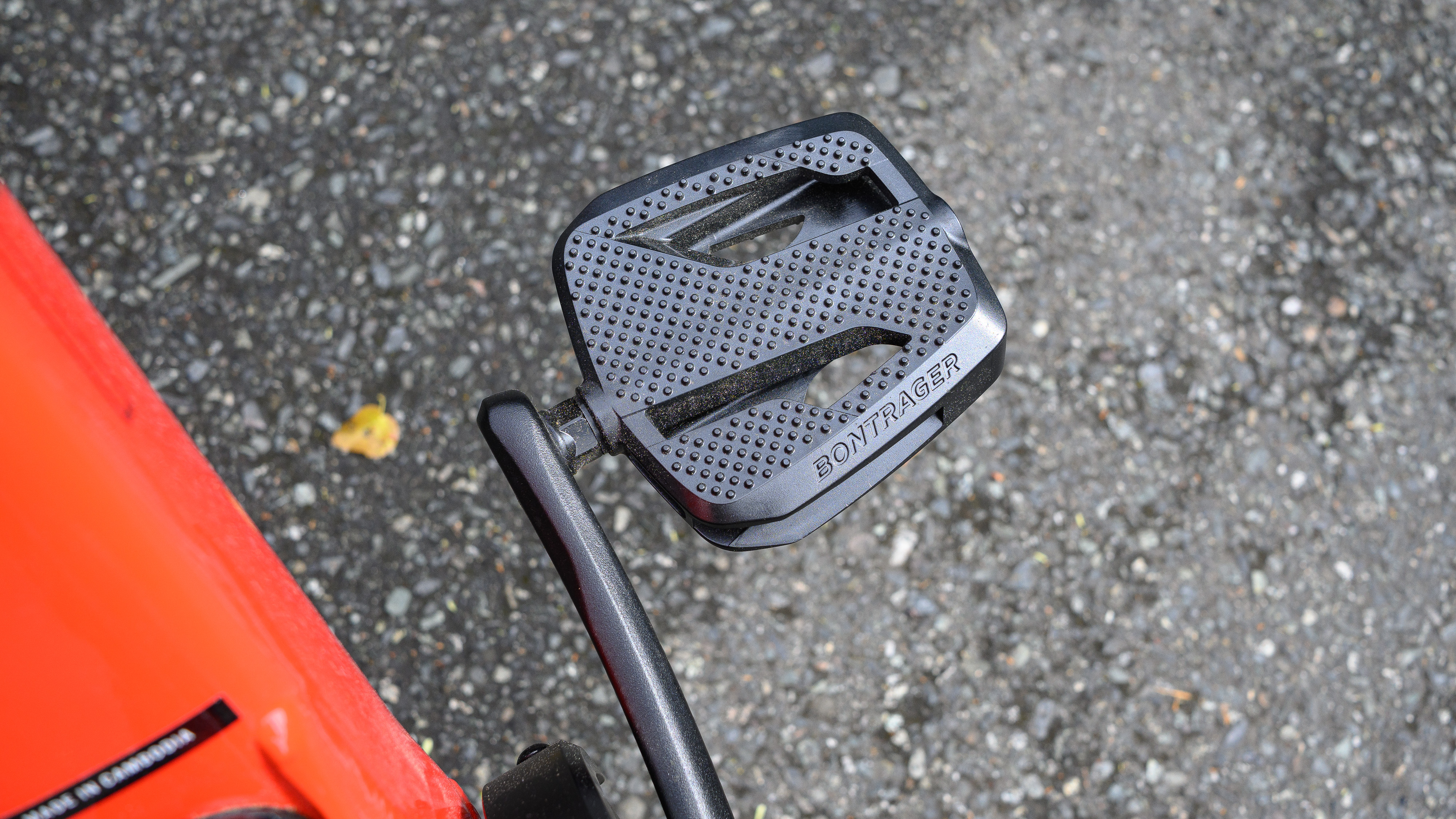 The wide, grippy pedals on the Trek Verve+ 1 LT.