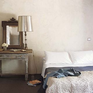 bedroom with lamp