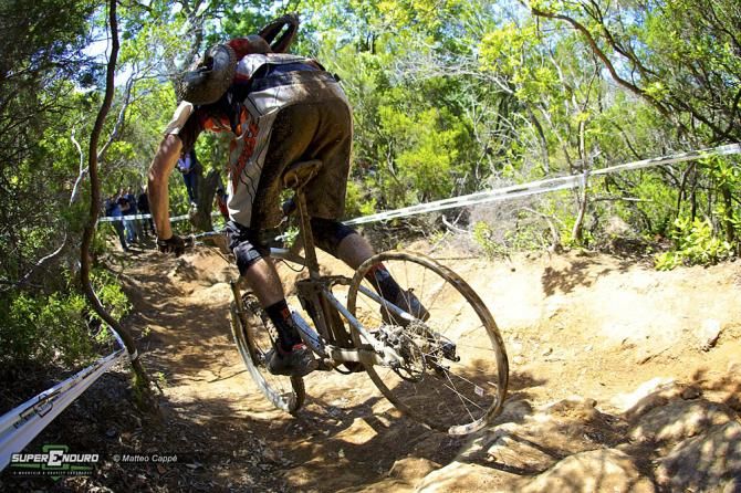 With such a long race there were many technical problems. Al Stock seems not to care about riding without tire.