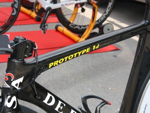 Di Luca's bike was clearly labeled as a 'Prototype 1D' though its shape bears a strong resemblence to De Rosa's current Kron Formula. Updated fiber lay-up schedules and fiber types likely yield a lighter and stiffer version than what is currently available.