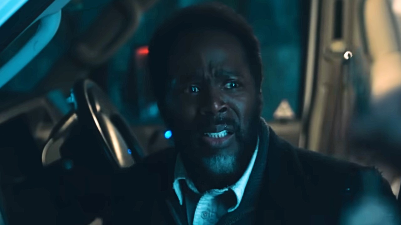 Byod Stevens (Harold Perrineau) asustado por alguien en From