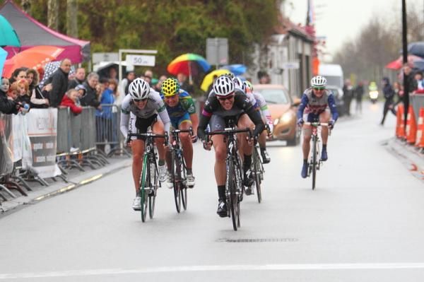 Ellen van Dijk (Specialized - lululemon) takes the win ahead of Gracie Elvyn (Australia) and Sarah Duester (Rabo Women)