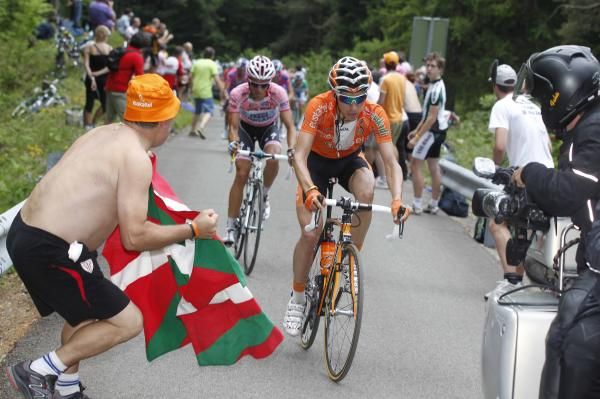 Igor Anton (Euskaltel-Euskadi) launches his winning move on the Zoncolan.