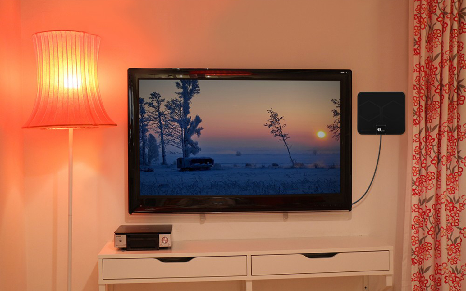 The 1byone digital antenna hooked up to a TV.