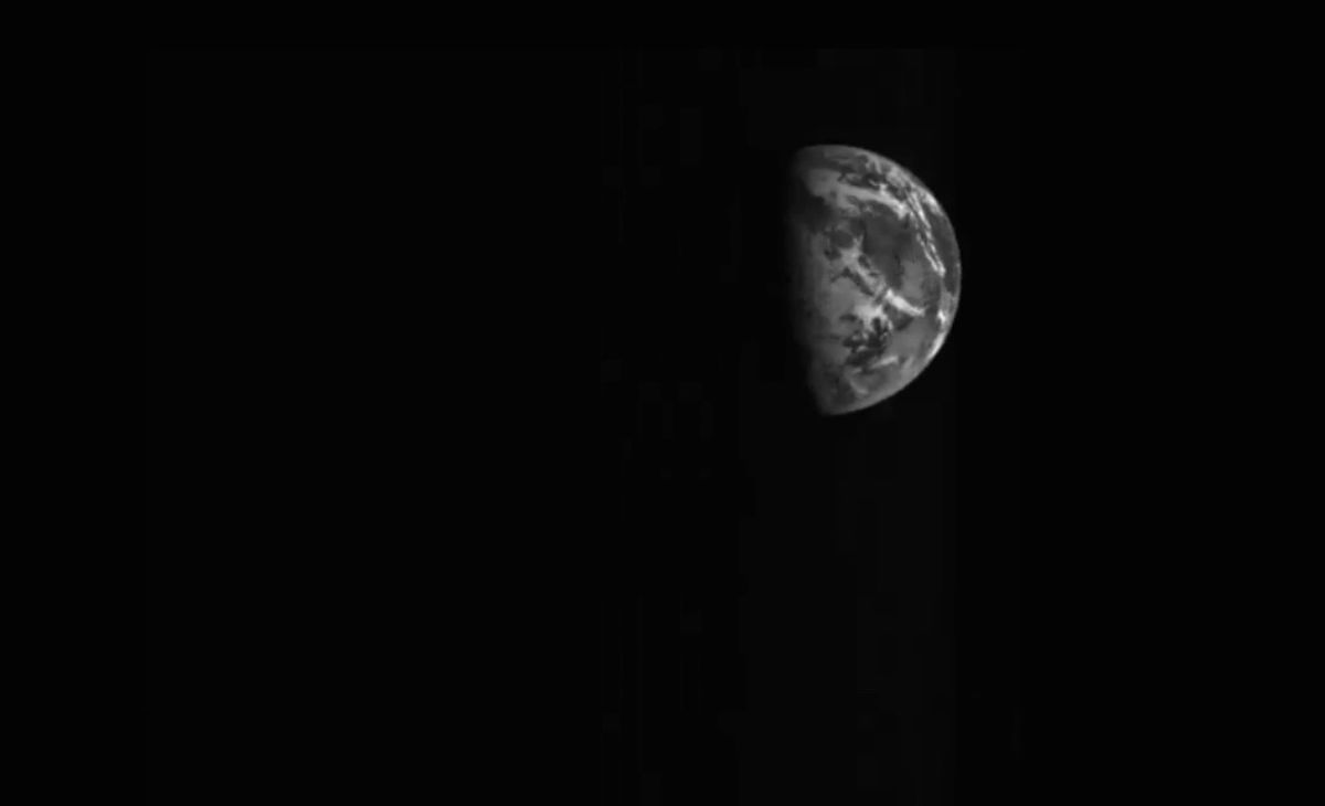 Japanese Probe Snaps Amazing Views Of Earth And Moon In Flyby (Video ...