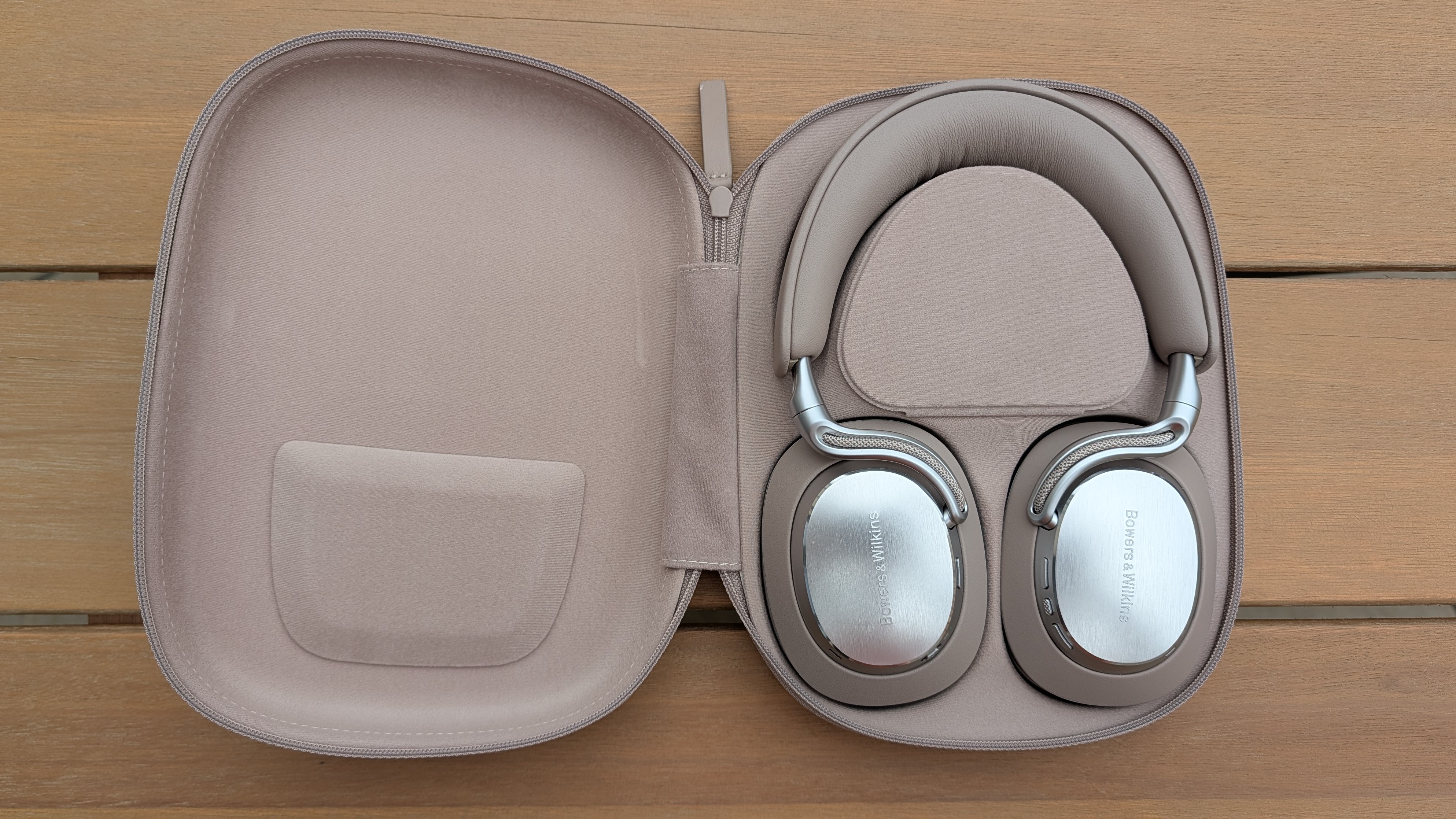 Bowers &amp;amp; Wilkins Px8 S2