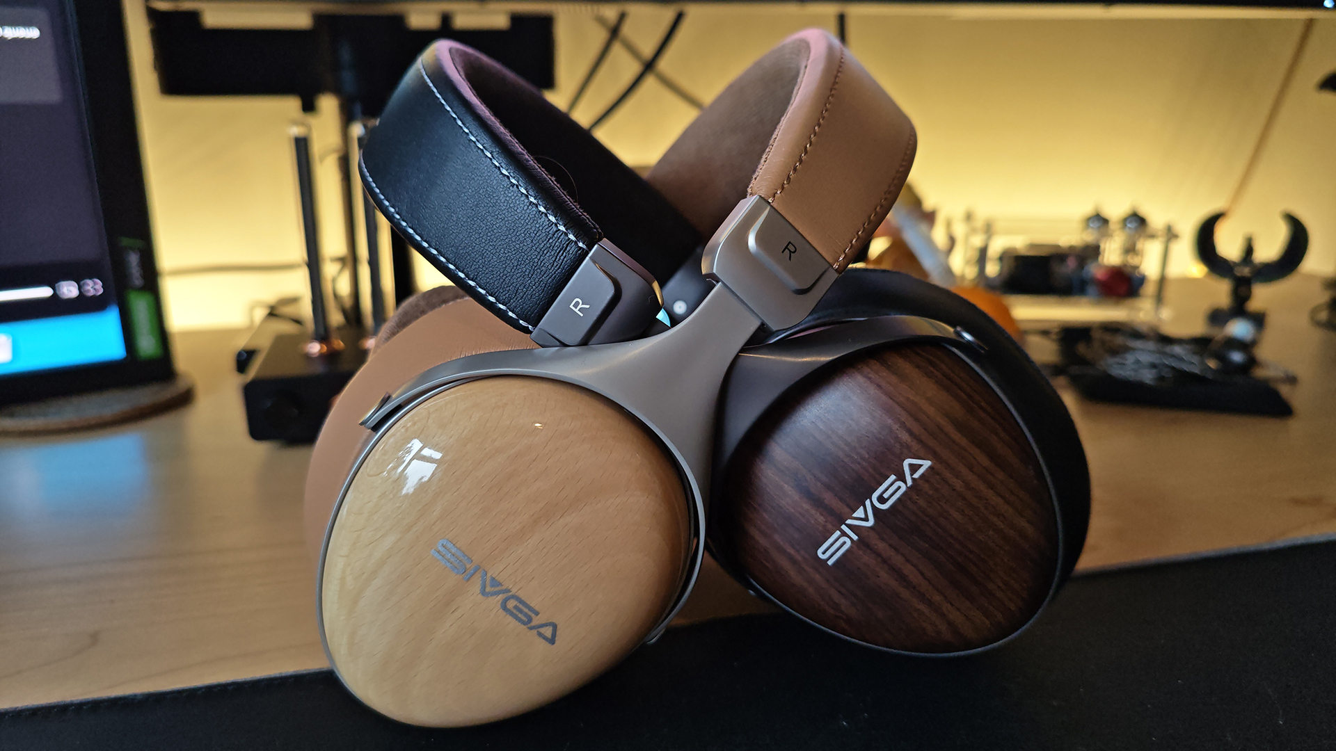The two types of Robin 2 headphones, on a desktop.