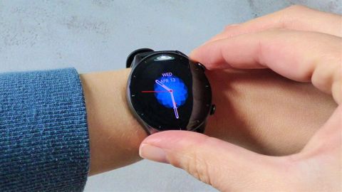 Donna che preme il pulsante del menu dello smartwatch Amazfit GTR 3