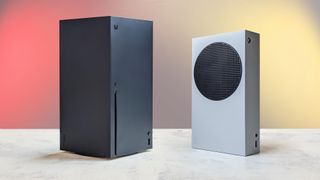 Et bilde av Xbox Series X og Xbox Series X stående på et marmorbord med en fargerik vegg i bakgrunnen