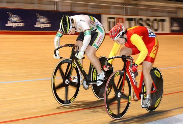 Anna Meares (Australia) and Shuang Guo (People's Republic of China) go head-to-head for the first time since Guo was disqualified in their sprint at the Olympic Games.