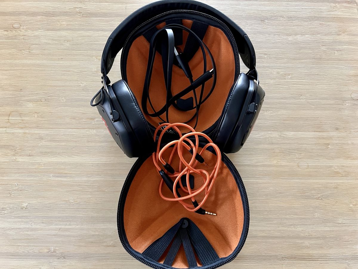 V Moda Crossfade 2 Wireless Rolling Stones Case Cables
