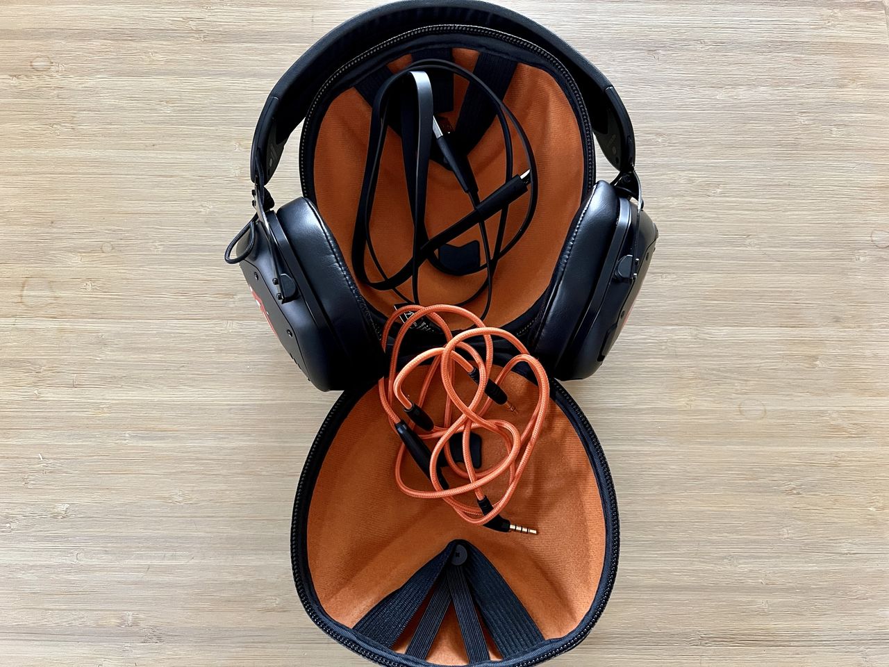 V Moda Crossfade 2 Wireless Rolling Stones Case Cables