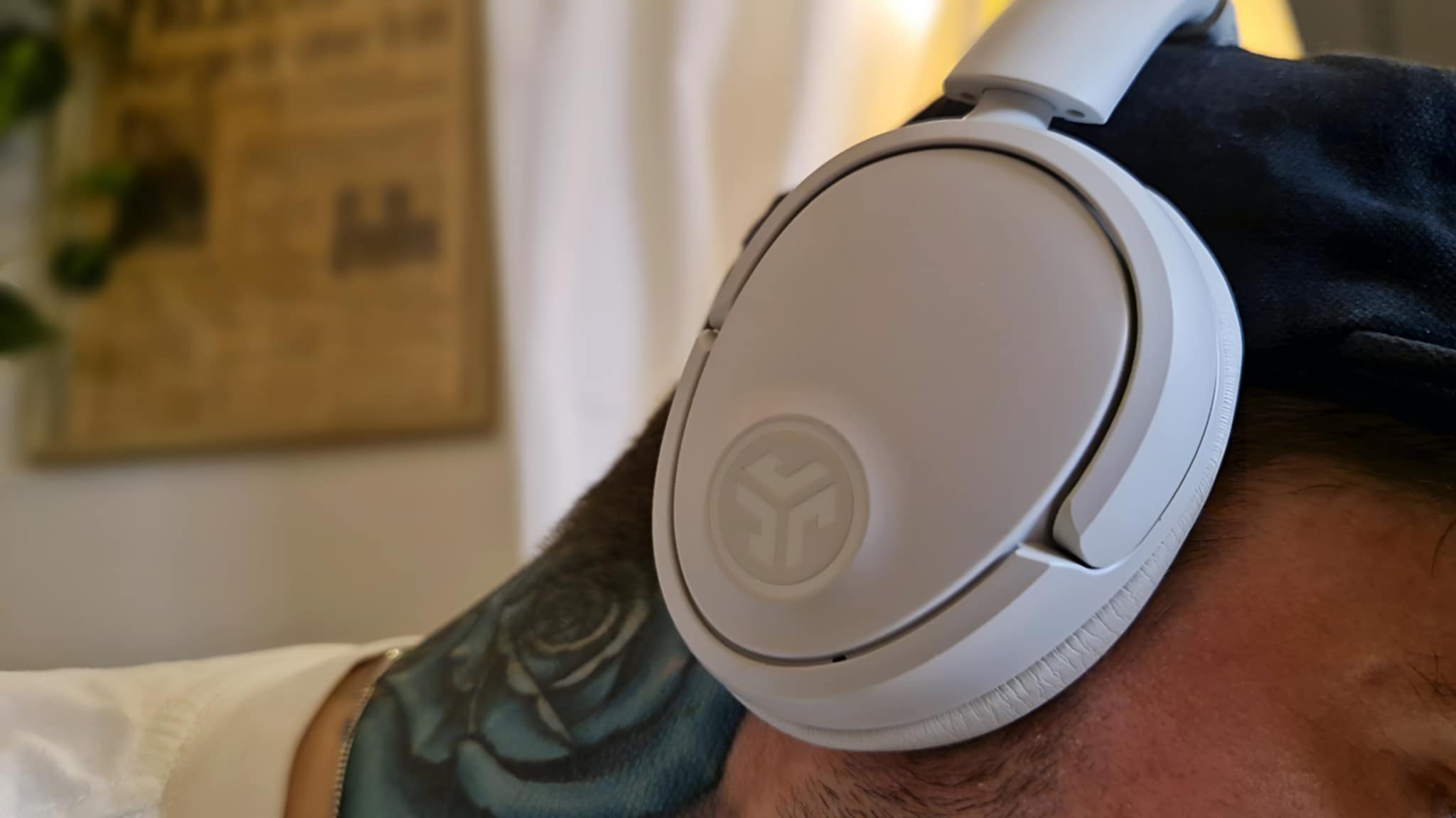 JLab JBuds Lux ANC p&amp;aring; en mans huvud.