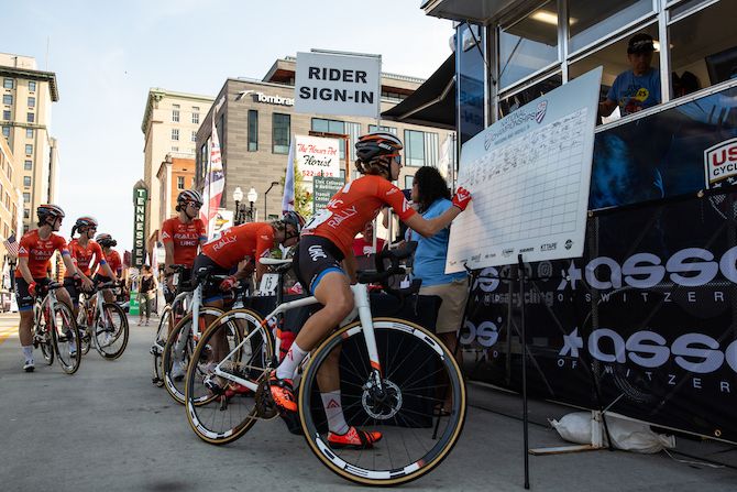 Rally UHC riders sign on for the start of the women's race
