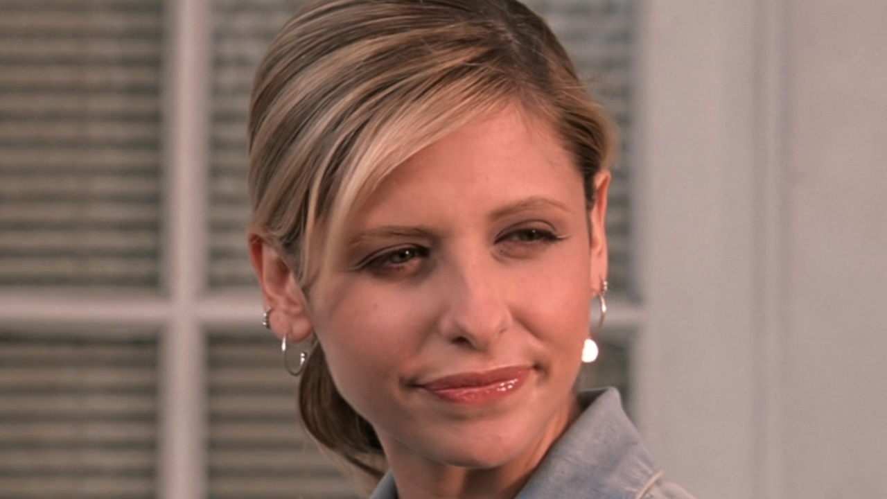 Buffy squinting in Season y7 of Buffy the Vampire Slayer