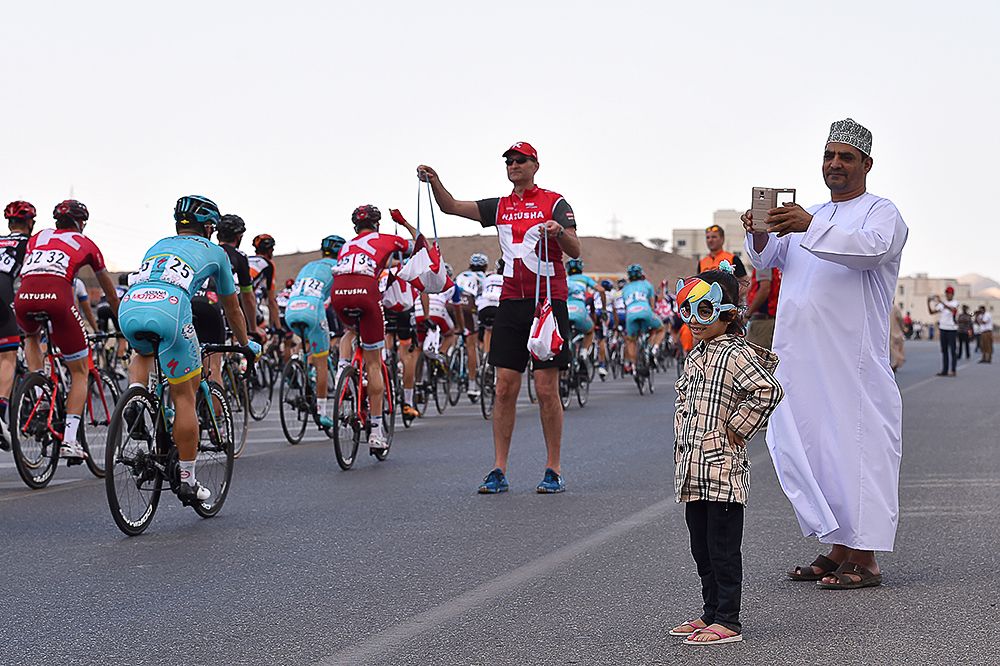 Feed zone action during stage 1 in Oman.