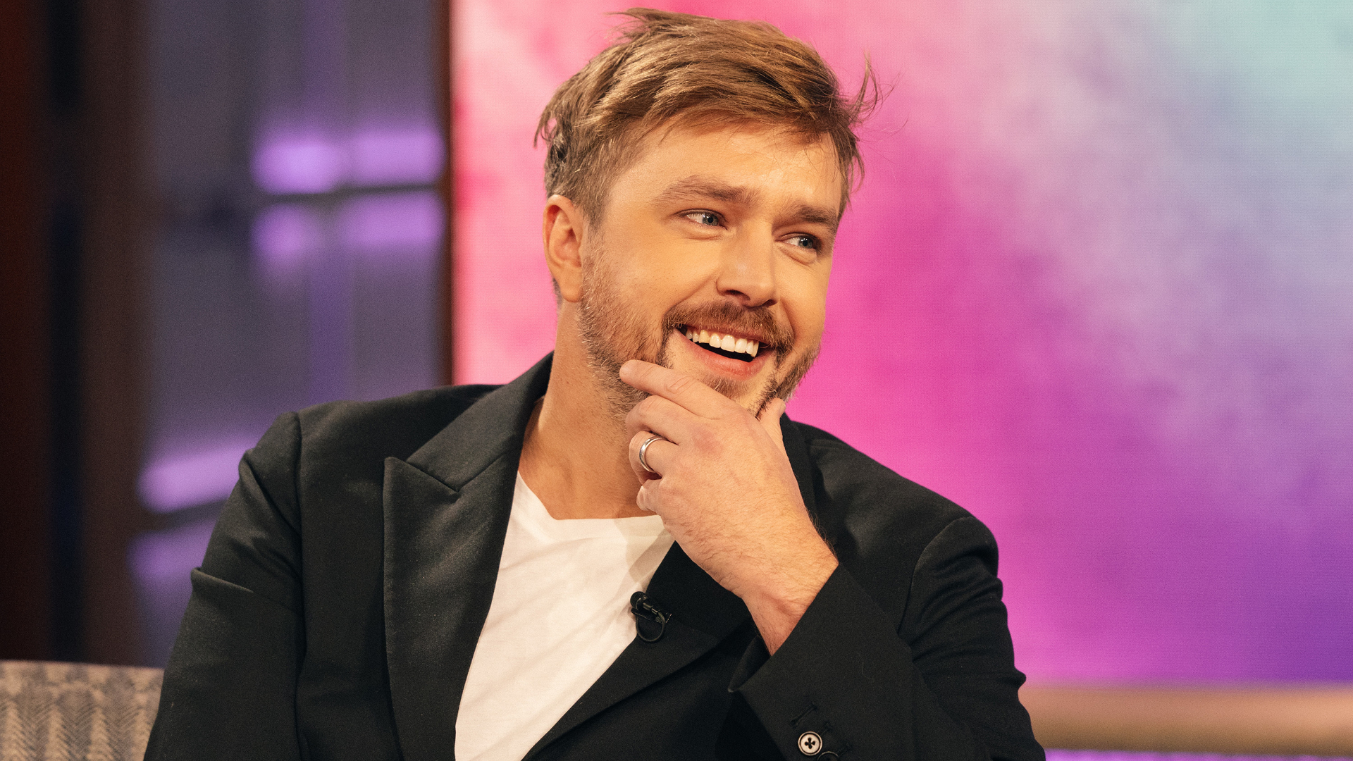 Comedian and 'Love Island' narrator Iain Stirling on 'The Kelly Clarkson Show.'