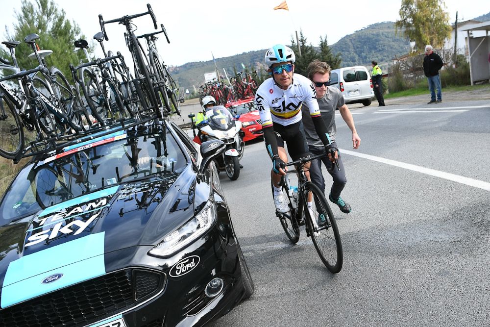 Sergio Luis Henao (Team Sky) takes off after a mechanical