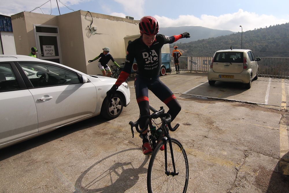 Jason Lowndes works on his no-hands track stand.