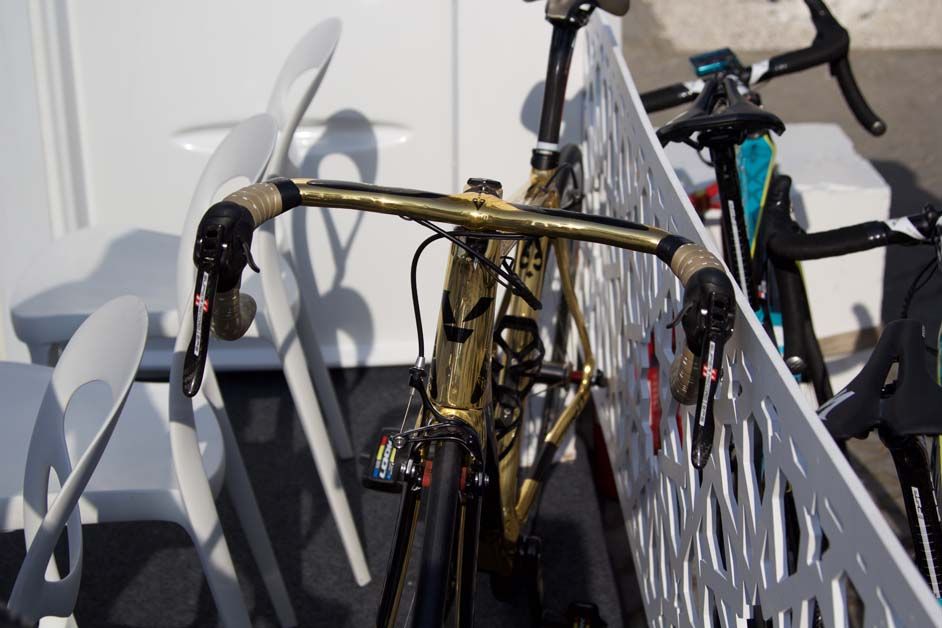A head-on look at Alexandre Vinokourov's gold bike