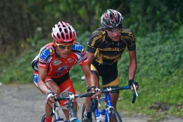 Carlos Galviz (Gob Tachira) and Luis Pe&ntilde;a (Mineralex) on the attack.
