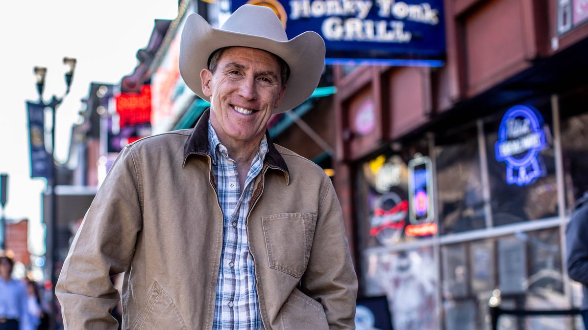 Rob Brydon posing in America for his country music series