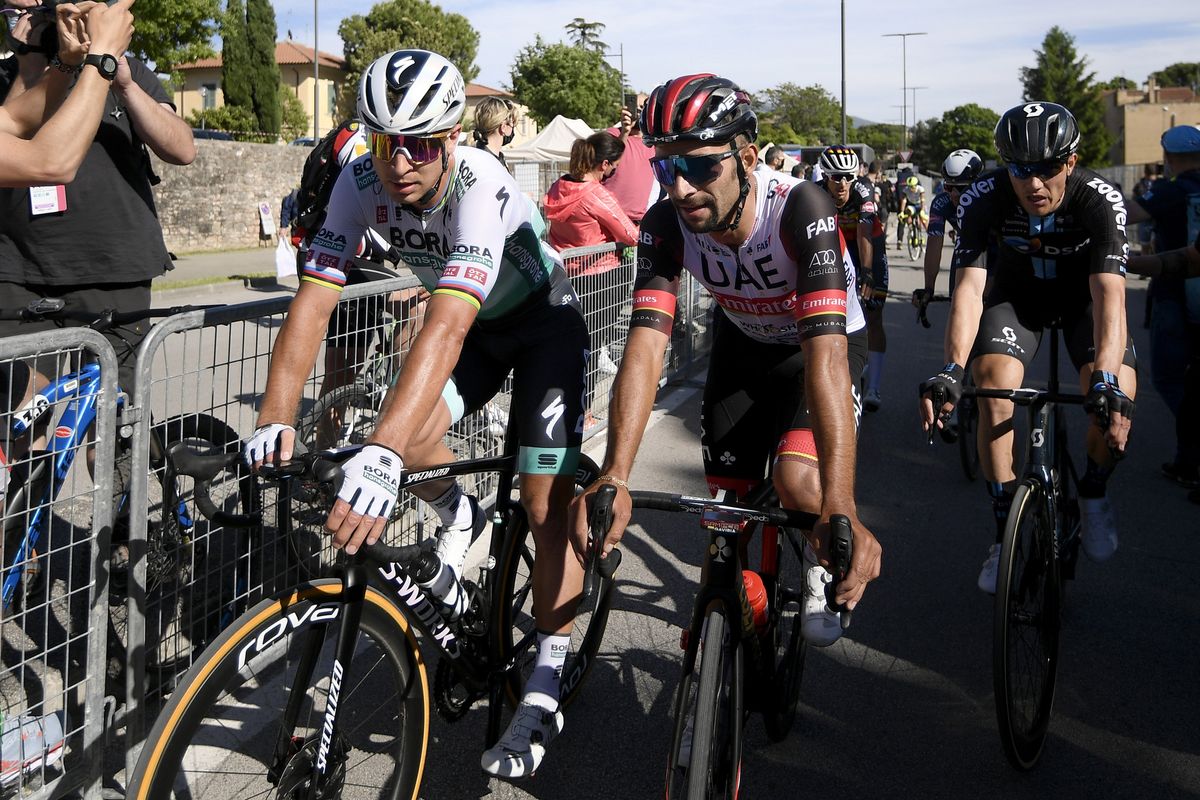 Peter Sagan sprints to stage 10 victory at Giro d'Italia