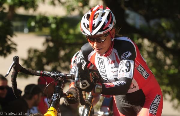 Shanon Gibson (NoTubes) pushing her bike up a steep hill