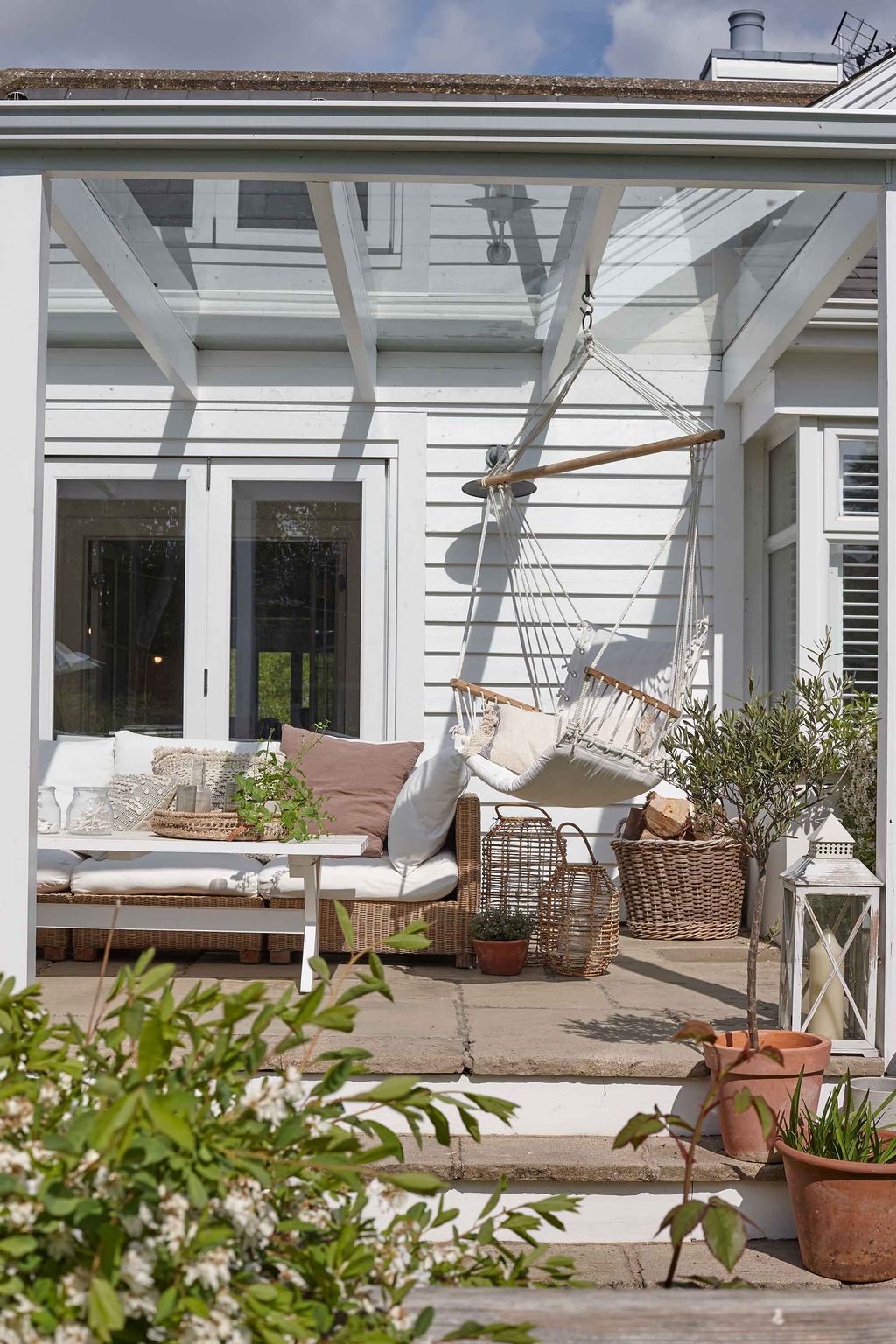 Patio cover ideas 21 ways to shelter a seating space Gardeningetc