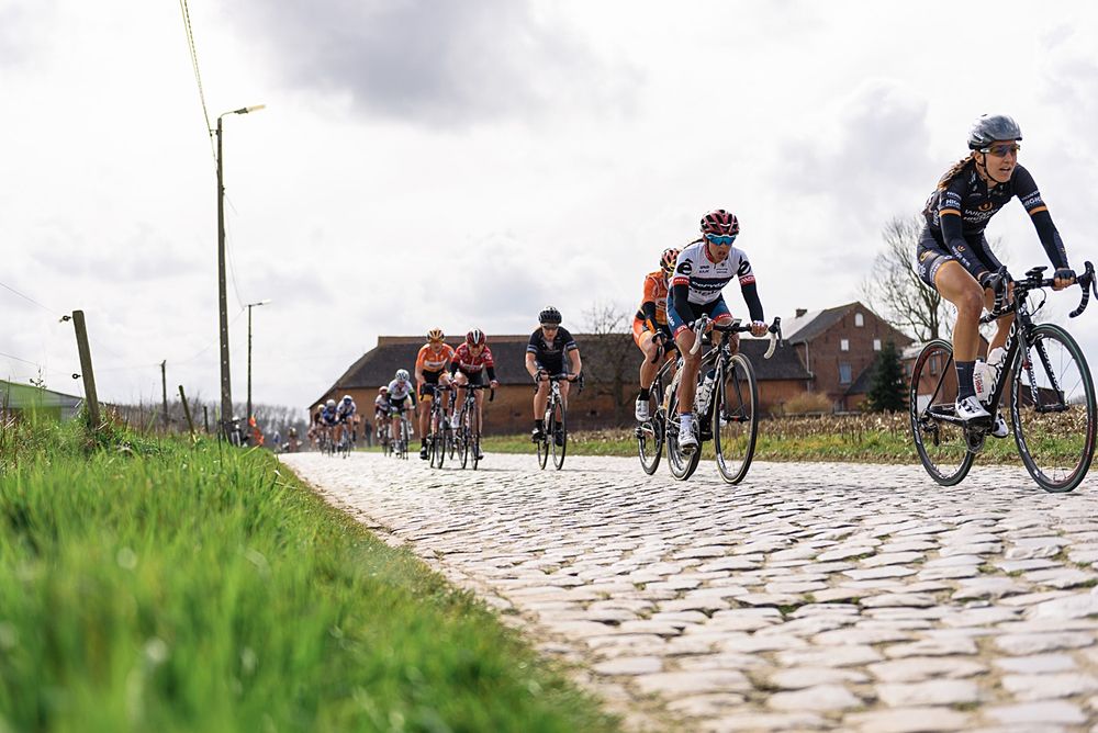 Carmen Small across the cobbles on the finishing circuit - Pajot Hills Classic 2016