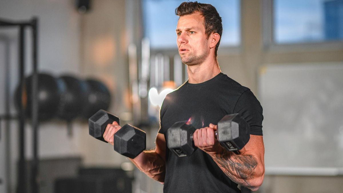 Total-Body Dumbbell Workout You Can Do In 15 Minutes