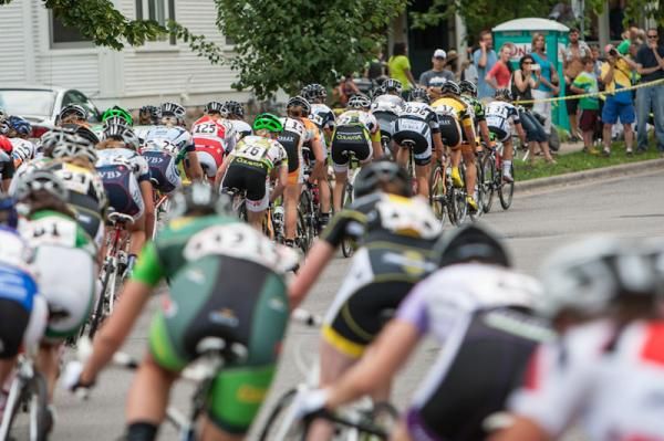 The women gets strung out chasing the break.