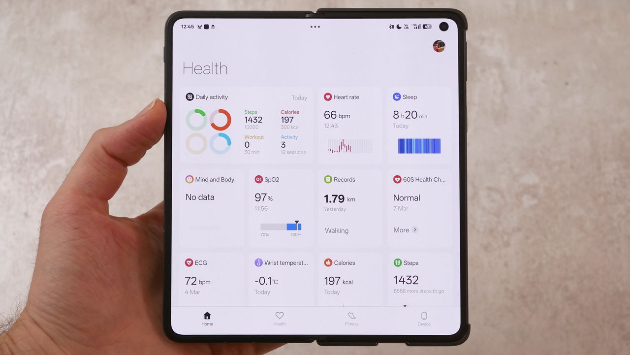 A photo of the OnePlus Watch 3 and OHealth app for Android