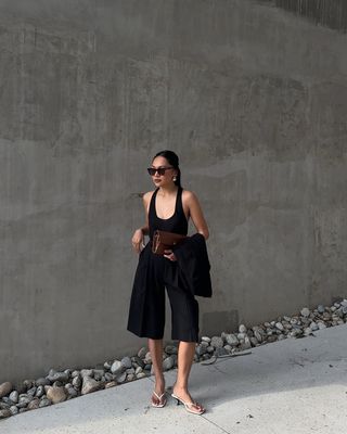 @dawn.tan trägt schwarze Shorts und einen Body