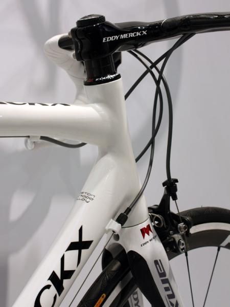 The 1 1/4" lower headset bearing increases steering precision and braking feel but present a sleeker look than 1 1/2" bearings.