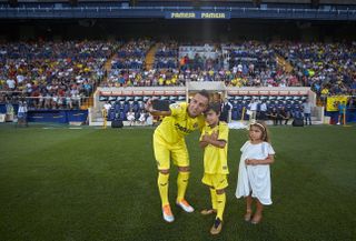 Santi Cazorla takes a photo with his children during his presentation as a Villarreal player in August 2018.