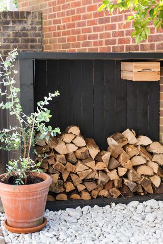 log store with white gravel and potted tree