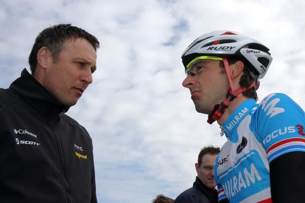 Old teammates... Tristan Hoffman and Servais Knaven catch up before the start.