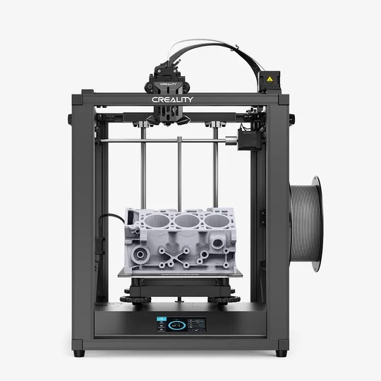 En 3D-printer av typen Creality Ender-5 S1 mot en hvit bakgrunn.