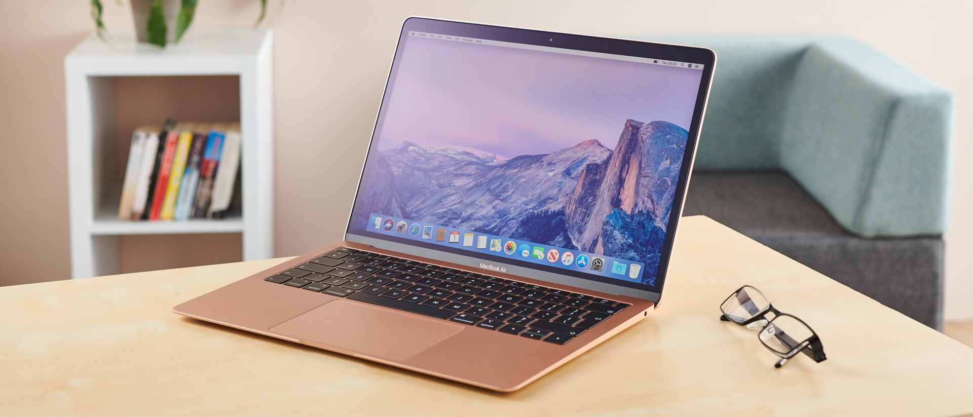 Apple macbook air gold 2019 4ktv 55 inch
