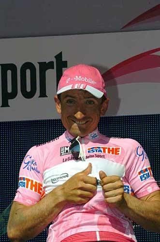 Hey, you like it too? Serguei Gonchar (T-Mobile) enjoys the maglia rosa