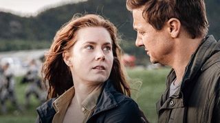 Amy Adams and Jeremy Renner in Arrival
