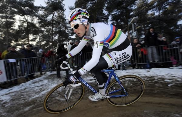 Niels Albert cruises in Lille